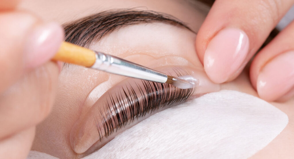 Eyelash tinting
